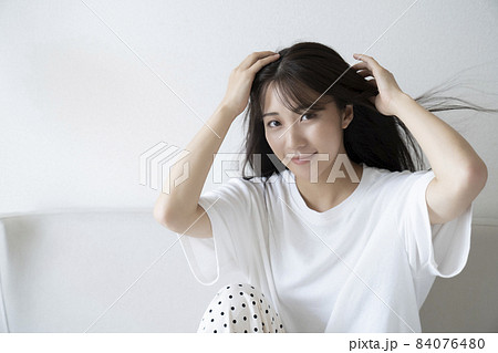 髪の毛が風でなびく女性 髪の毛が風でなびく女性 84076480