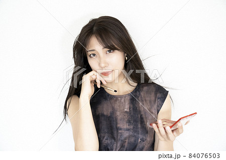 メイクをする女性のポートレート 84076503