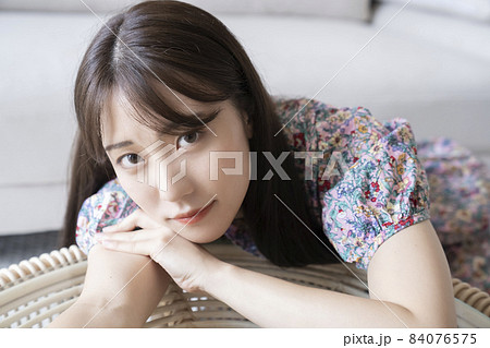 部屋でくつろぐ女性 84076575