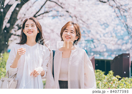 桜の名所を観光する女性(友達) 桜の名所を観光する女性(友達) 84077393