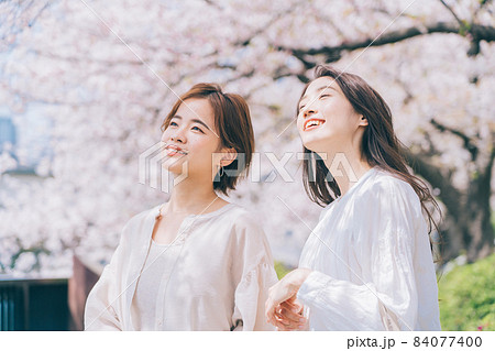 桜の名所を観光する女性（友達） 84077400