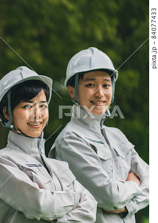ヘルメット着用の作業員 84077433
