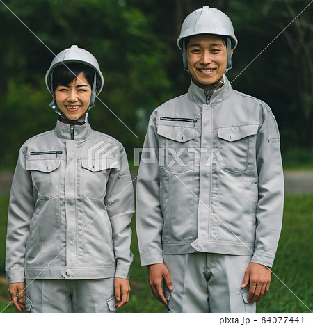 ヘルメット着用の作業員 ヘルメット着用の作業員 84077441