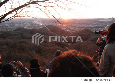 初日の出を見つめる人々（鐘撞堂山／埼玉県 寄居町･深谷市） 84079431