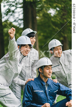 ヘルメット着用の作業員 84080229