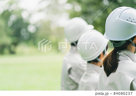 ヘルメット着用の作業員 84080237