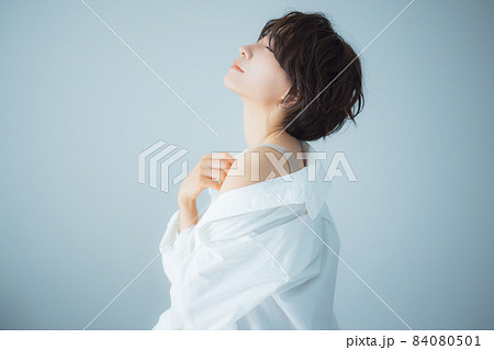ショートヘアの女性　 84080501