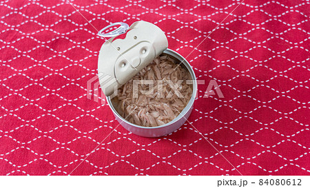 プルトップのツナ缶をあける プルトップのツナ缶をあける 84080612