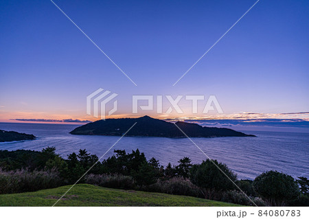 金華山の夜明け（宮城県石巻市） 84080783