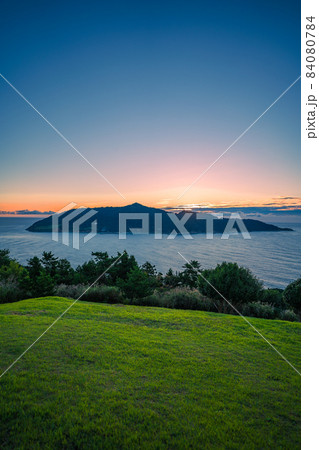 金華山の夜明け（宮城県石巻市） 84080784