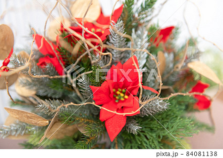 赤いポインセチアのクリスマス飾り 84081138