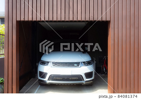 ガレージの中のSUV ガレージの中のSUV 84081374