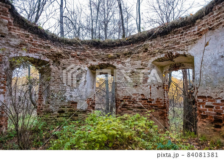 The ruins of an ancient red brick church with remnants of white plaster. 84081381