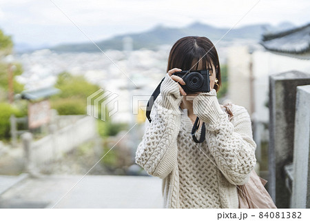 観光地を散策するカメラ女子 84081382