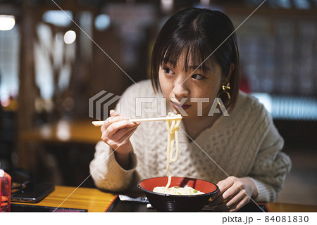うどんを食べる若い女性 うどんを食べる若い女性 84081830