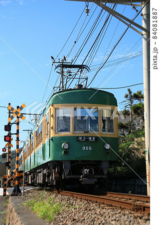 鎌倉高校付近の藤沢行き江ノ電を縦位置で撮るの写真素材 [84081887] - PIXTA