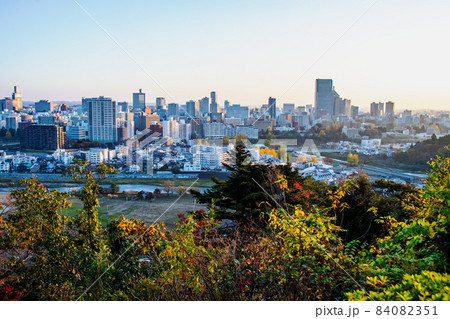 仙台市　青葉城址公園から日の出の陽光に映える杜の都仙台の市街を望む 84082351
