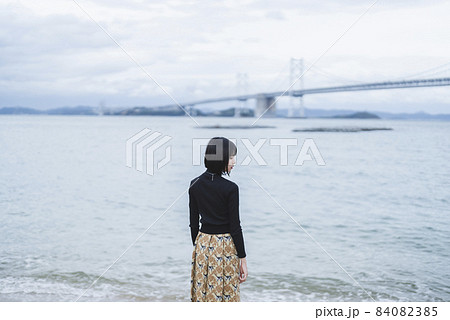海辺にいるクールな女性 海辺にいるクールな女性 84082385