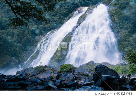 屋久島にて凄まじい水量で荒々しく落ちる大川の滝 84082743