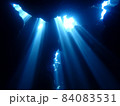 海中洞窟で見る光、レーザービーム 84083531