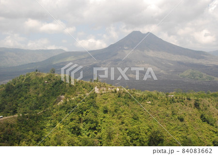 キンタマーニ高原から見たバリ島最高峰「アグン山」（バリ島／インドネシア） 84083662
