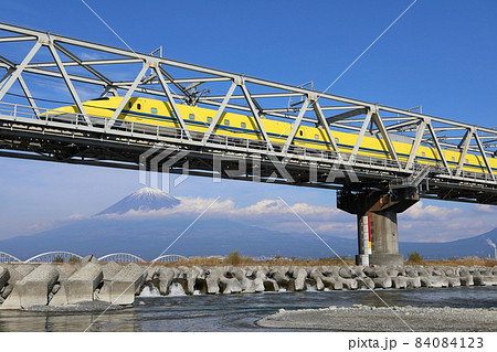 富士川橋を渡るドクターイエローと富士山 84084123