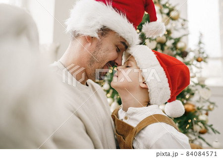 Young dad and his son celebrate christmas together 84084571
