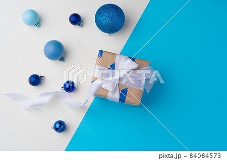 Top view of gift box with ribbon on blue background 84084573