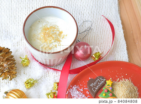 てんさい糖を入れた生クリーム乗せカフェラテ＿＿クリスマスの季節に温かい飲み物を 84084808
