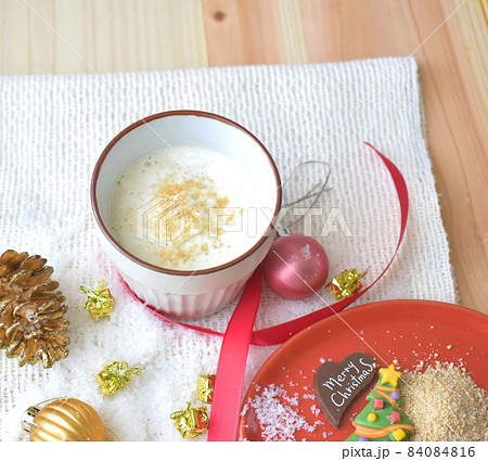 てんさい糖を入れた生クリーム乗せカフェラテ＿＿クリスマスの季節に温かい飲み物を 84084816