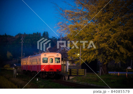 宵闇の上総久保駅と小湊鉄道と大銀杏 宵闇の上総久保駅と小湊鉄道と大銀杏 84085579