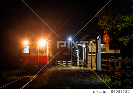 夜の小さい駅に到着する小湊鉄道 夜の小さい駅に到着する小湊鉄道 84085580