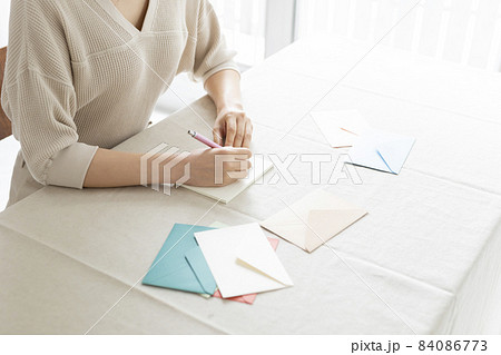 窓辺で手紙を書く女性の手元 窓辺で手紙を書く女性の手元 84086773