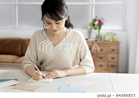 窓辺で手紙を書く若い女性 窓辺で手紙を書く若い女性 84086855