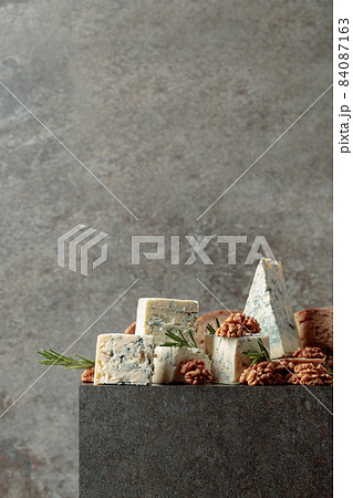 Blue cheese with walnuts, bread, and rosemary. 84087163