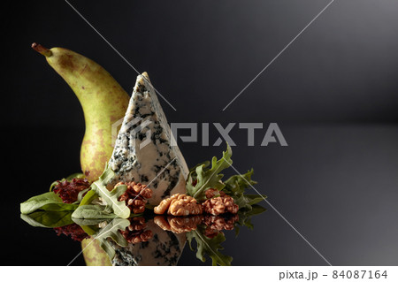 Blue cheese with walnuts, pear and greens. 84087164