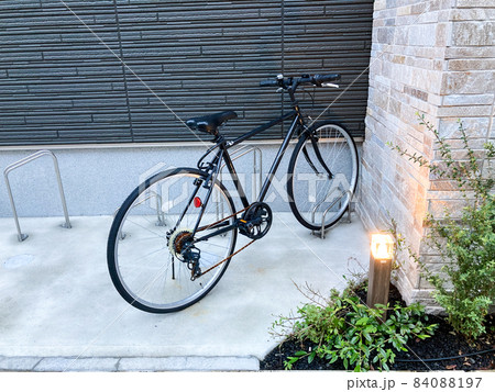 おしゃれな集合住宅の駐輪スペースと自転車 おしゃれな集合住宅の駐輪スペースと自転車 84088197