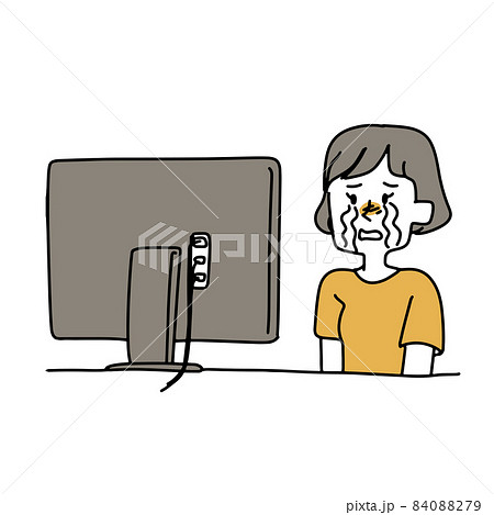 テレビを見て感動している女性 84088279