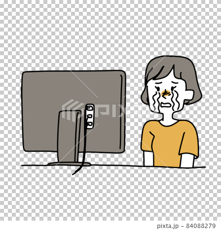 テレビを見て感動している女性 84088279