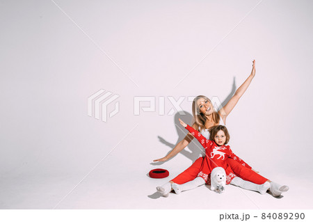 Delighted blonde woman with cute child imitating Delighted blonde woman with cute child imitating 84089290
