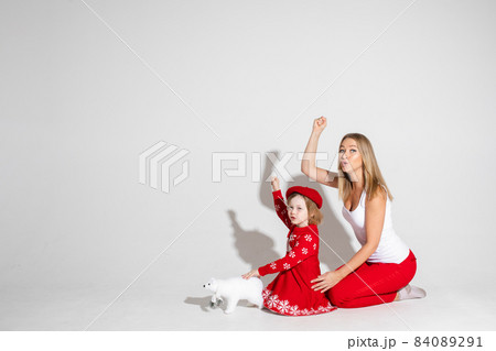 Mom and child with arms with fist up. 84089291