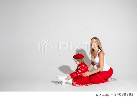 Mom and child with arms with fist up. 84089292