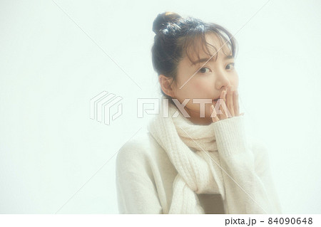 ソフトフォーカス マフラーをした若い女性 ソフトフォーカス マフラーをした若い女性 84090648