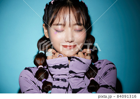 若い女性のシールメイクのビューティーポートレート 84091316