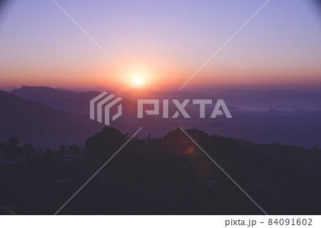 ネパール トレッキングの街ポカラ近郊の御来光スポット・サランコットの日の出 84091602