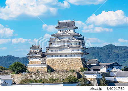 兵庫県姫路市　快晴の国宝姫路城 84091732