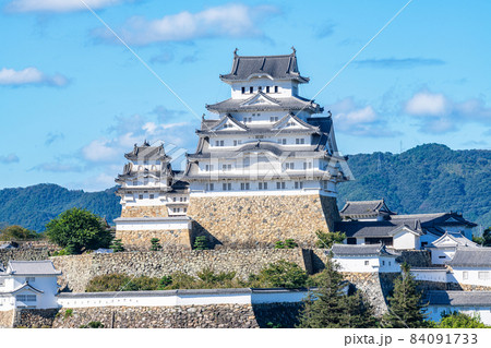 兵庫県姫路市　快晴の国宝姫路城 84091733
