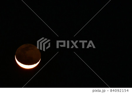 北杜市白州町、月齢26.7、地球照の細い月 84092154