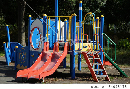 公園の遊具 84093153