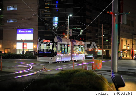 夜のライトレール富山駅の風景 夜のライトレール富山駅の風景 84093261